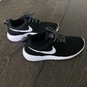 Black Nike Women’s Tanjun Running Shoes